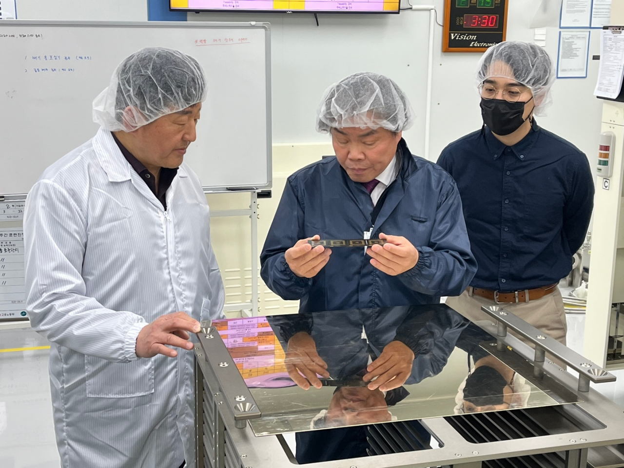 테스트용 PCB를 들고 설명중인 비전세미콘 윤통섭 대표(가운데)와 조재희 폴리텍대 이사장(왼쪽). [한국폴리텍대학 제공]