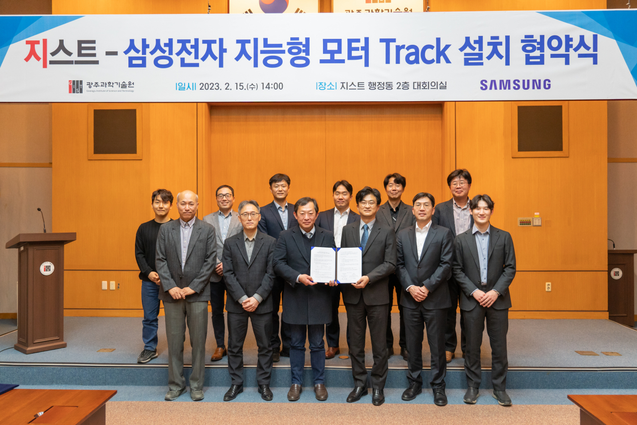 GIST와 삼성전자가 15일 오후 지스트 행정동 대회의실에서 채용연계형 지능형 모터 분야의 전문인재 양성을 위한 협약식을 개최하고 기념사진 촬영을 하고 있다.[GIST 제공]