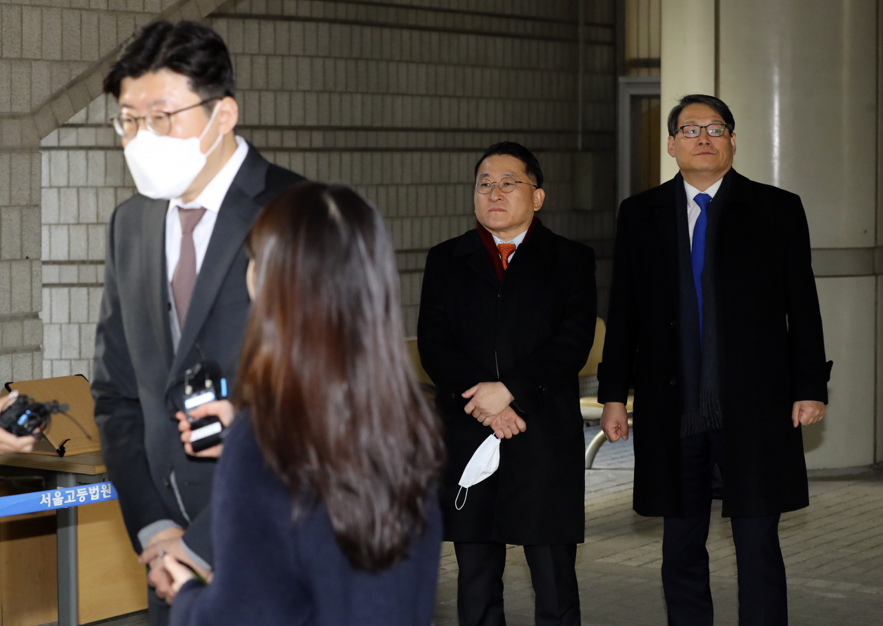 이규원 검사(왼쪽부터)와 차규근 전 법무연수원 연구위원, 이광철 전 청와대 민정비서관이 15일 오후 서초동 서울중앙지법에서 열린 선고공판을 마치고 나오고 있다. [연합]