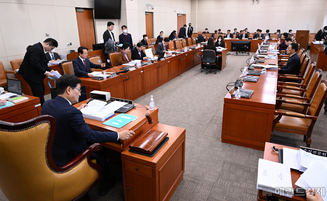 신동근 경제재정소위원회의 소위원장이 15일 서울 여의도 국회에서 열린 경제재정소위원회에 참석해 회의시작을 알리고 있다. 이상섭 기자