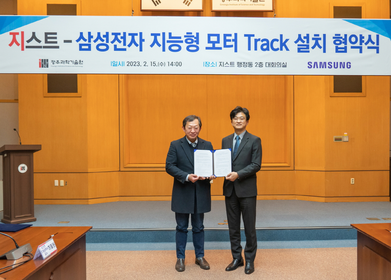 삼성전자와 광주과학기술원(GIST)이 15일 광주광역시 광주과학기술원에서 이무형 삼성전자 생활가전사업부 부사장(오른쪽)과 박지용 광주과학기술원 기획처장 등이 참석한 가운데 '지능형 모터 트랙' 신설 협약을 체결했다.[삼성전자 제공]
