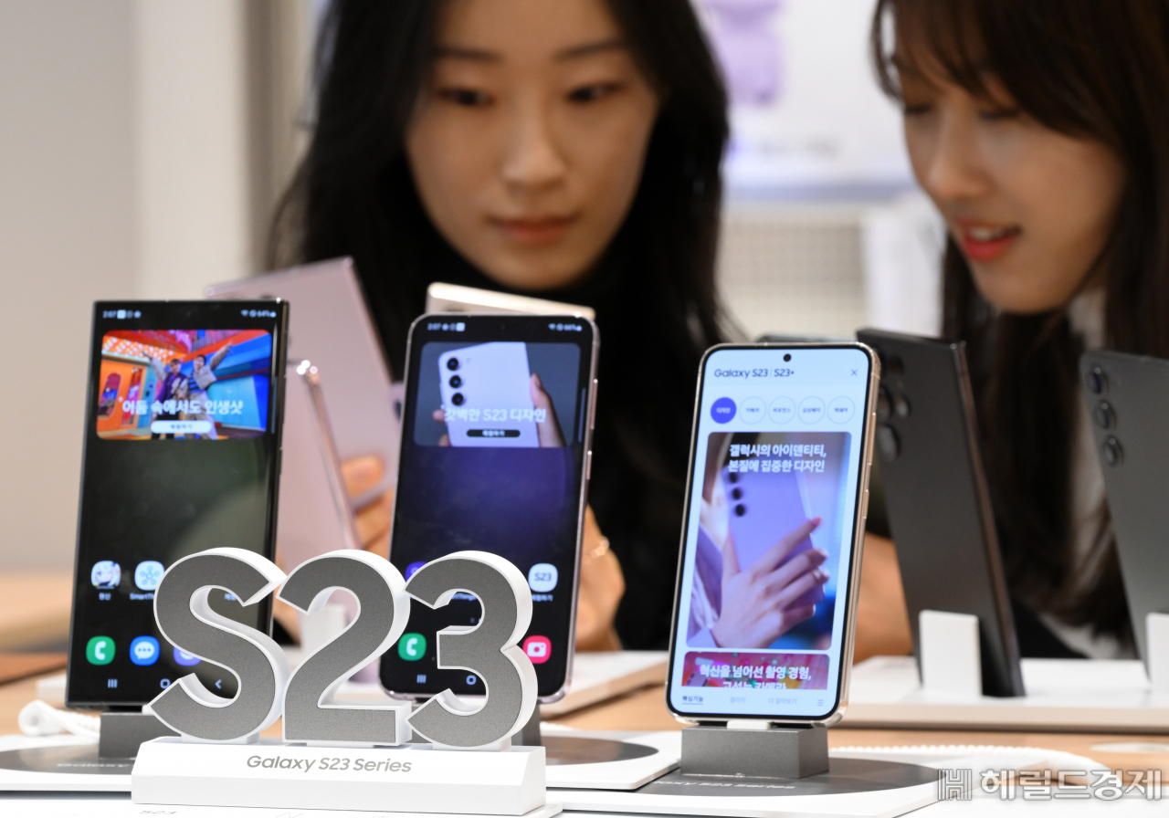 삼성전자 스마트폰 갤럭시 S23 사전예약 첫날인 7일 서울 종로구 KT플라자 광화문역점에서 직원들이 갤럭시 S23 제품을 선보이고 있다. 임세준 기자