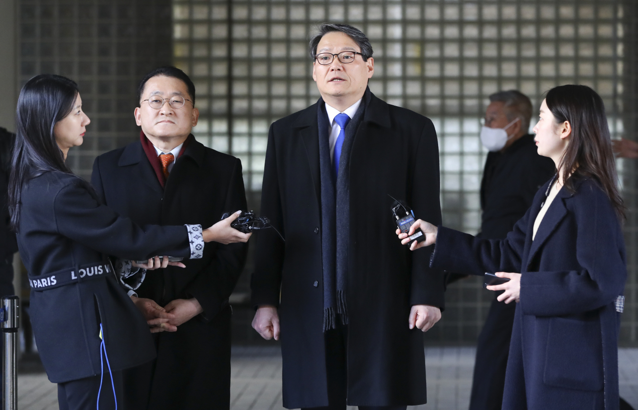 이광철 전 청와대 민정비서관(오른쪽), 차규근 전 법무연수원 연구위원이 15일 오후 서초동 서울중앙지법에서 열린 선고공판을 마치고 나와 취재진의 질문에 답하고 있다. 법원은 이날 1심 선고공판에서 이 검사와 이 전 민정비서관, 차 전 연구위원이 2019년 김학의 전 법무부 차관의 출국을 금지한 것은 재수사가 기정사실화한 사람의 도피를 긴급하게 막았을 뿐 직권남용이 아니라고 판결했다. 다만 이 검사의 자격모용 공문서 작성·행사, 공용서류 은닉 등 일부 혐의만 유죄로 판단하면서 징역 4개월의 선고를 유예했다. [연합]
