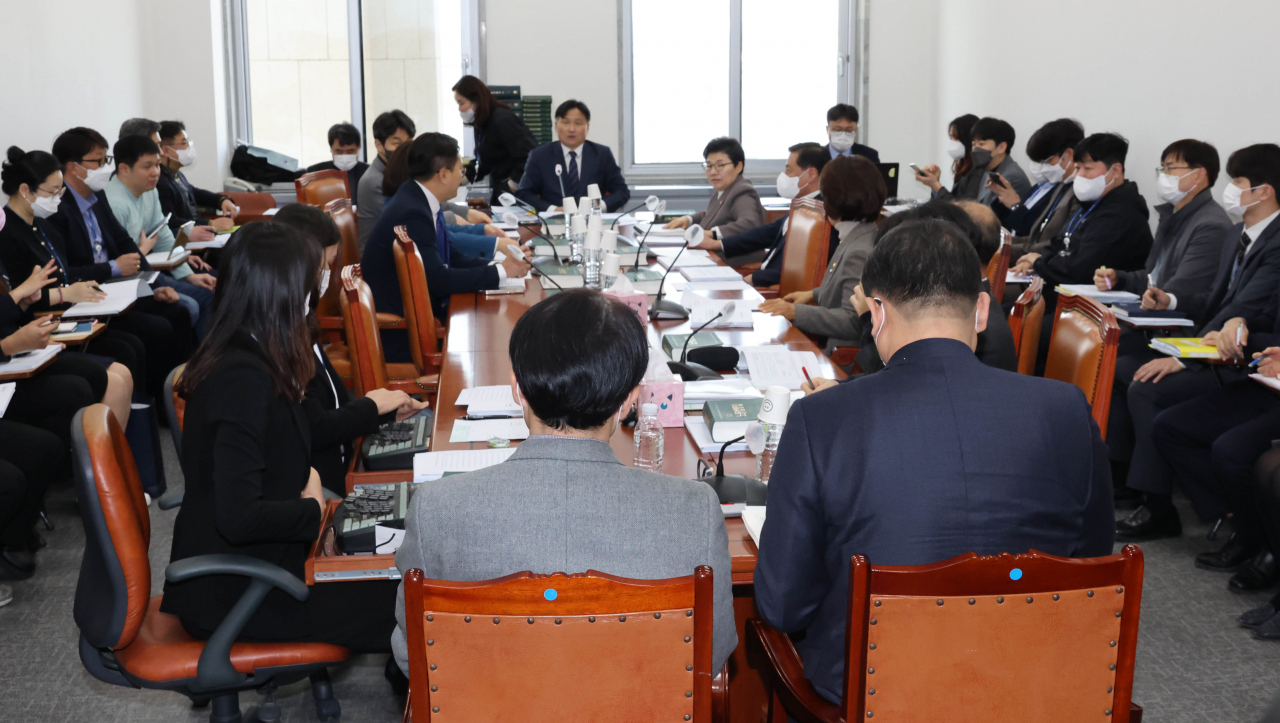 15일 국회 환경노동위원회 소회의실에서 열린 환노위 고용노동법안 심사소위원회 회의가 열리고 있다. [연합]