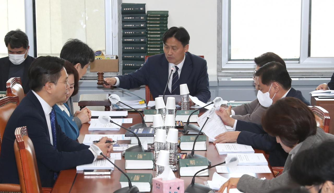 15일 국회 환경노동위원회 소회의실에서 열린 환노위 고용노동법안 심사소위원회 회의가 열리고 있다. [연합]