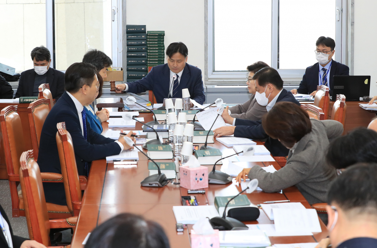 15일 국회 환경노동위원회 소회의실에서 열린 환노위 고용노동법안 심사소위원회 회의가 열리고 있다. 이날 회의에서는 노조법 2·3조를 개정하는 노동조합 및 노동관계조정법 일부개정법률안 등을 심사했다. [연합]