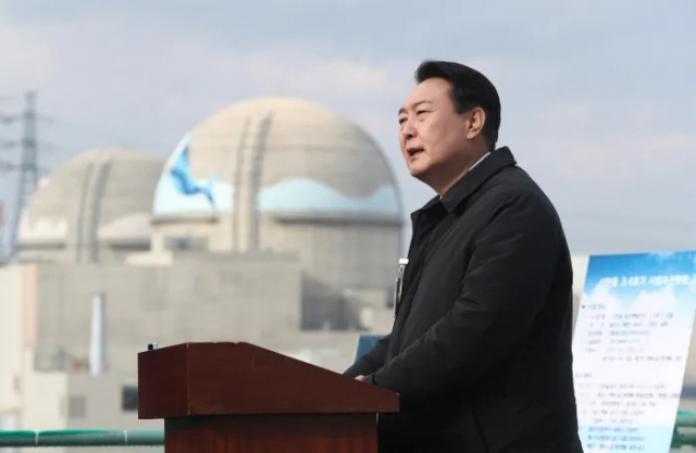 윤석열 대통령이 대선 후보시절인 2021년 12월 경북 울진군 신한울 3·4호기 건설중단 현장을 방문, 탈원전 정책 전면 재검토와 신한울 3·4호기 건설 즉각 재개 등 원자력 공약을 발표하고 있는 모습. [국회사진기자단]
