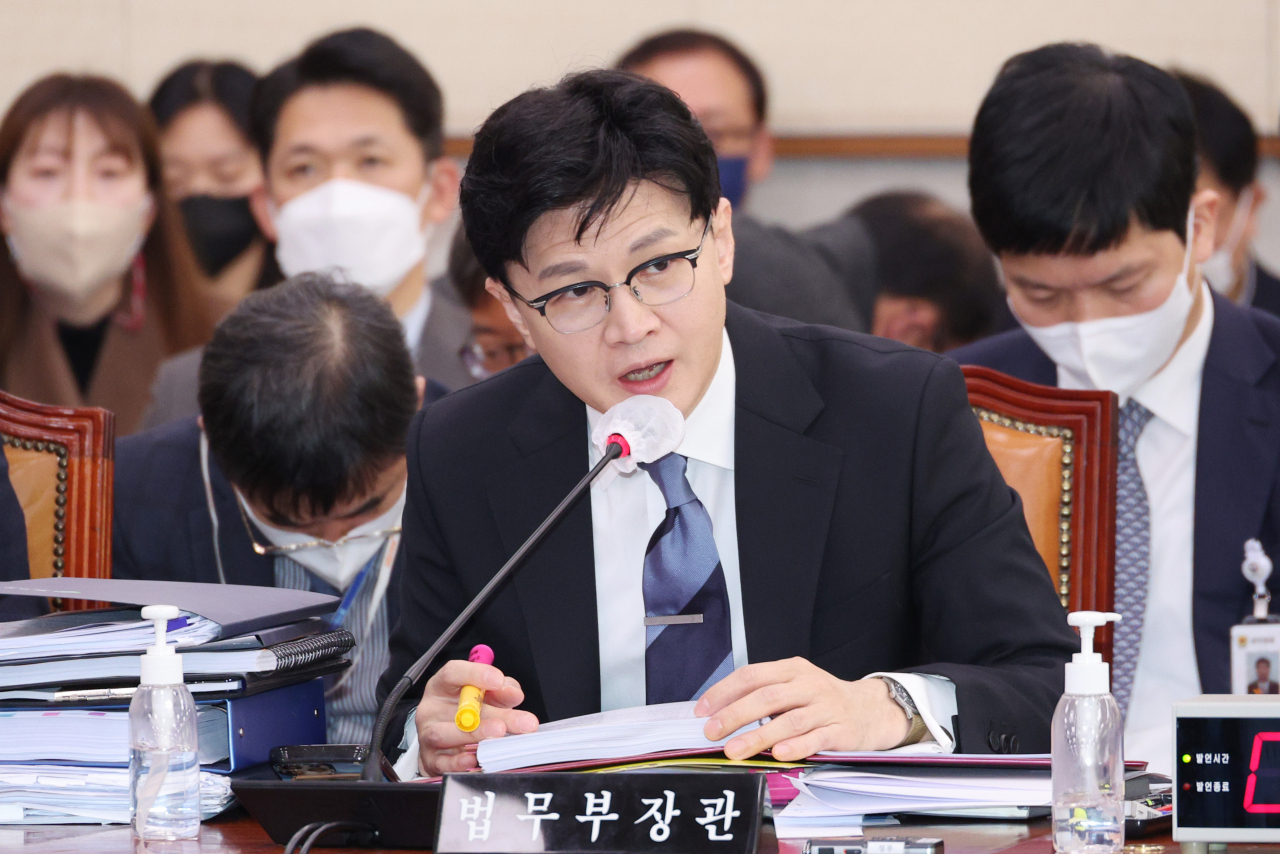 한동훈 법무부 장관이 15일 오전 국회에서 열린 법제사법위원회 전체회의에서 의원질의에 답하고 있다. [연합]