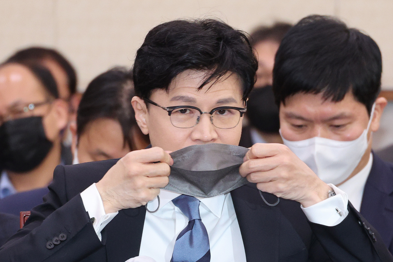 한동훈 법무부 장관이 15일 오전 국회에서 열린 법제사법위원회 전체회의에서 마스크를 쓰고 있다. [연합]