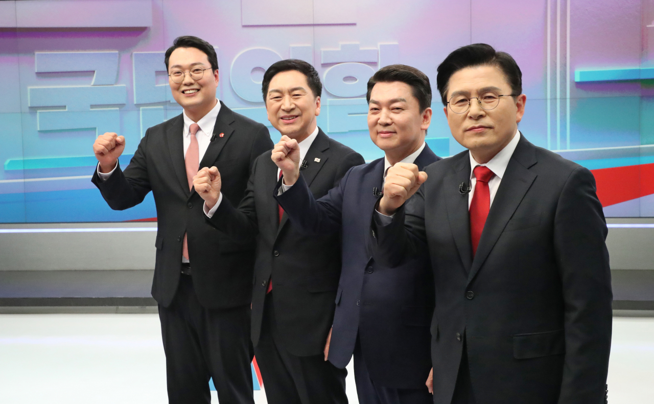 15일 서울 중구 TV조선 스튜디오에서 열린 국민의힘 당대표 후보 첫번째 TV토론에 앞서 천하람· 김기현·안철수·황교안 후보(왼쪽부터)가 포즈를 취하고 있다. [연합]
