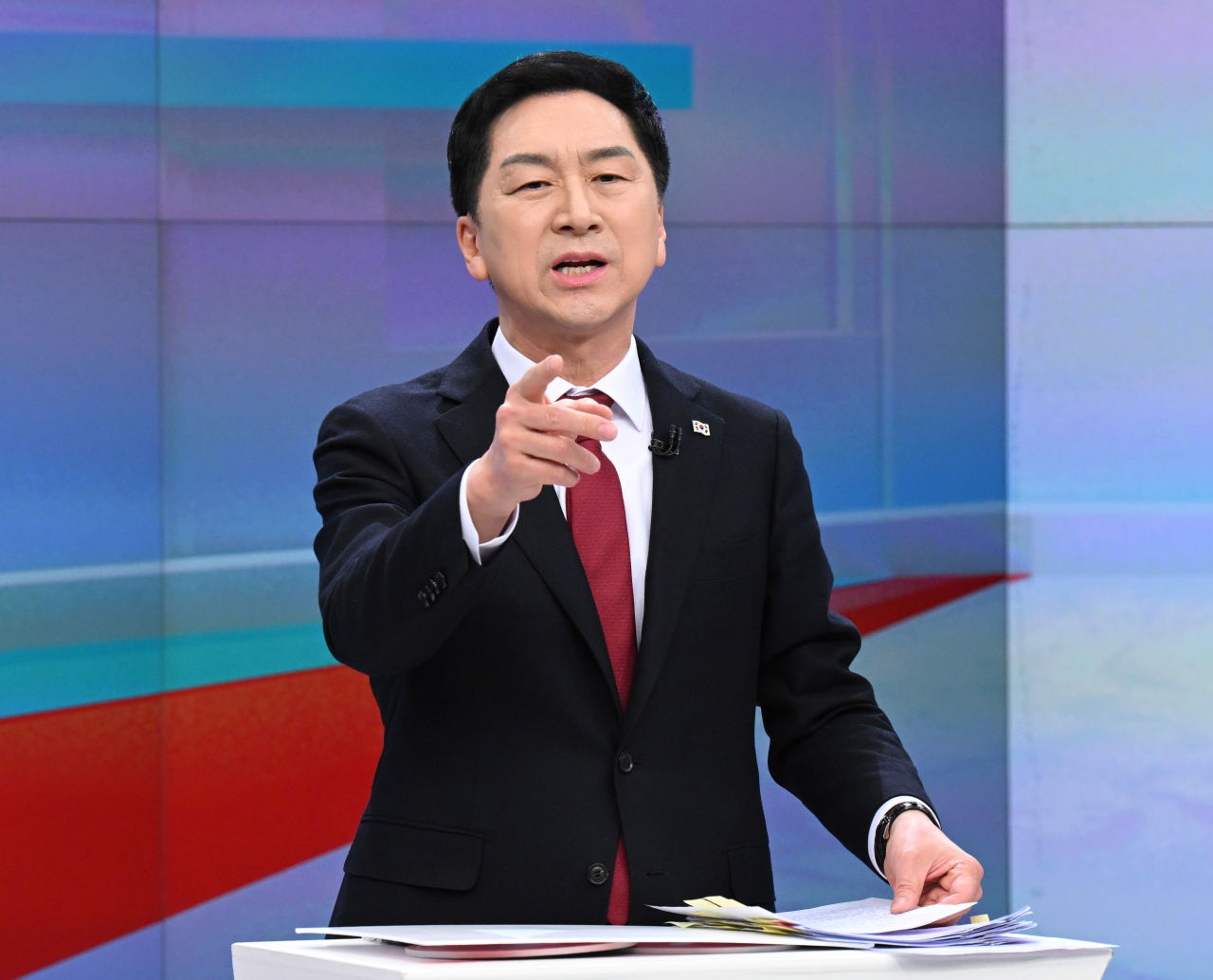 15일 서울 중구 TV조선 스튜디오에서 열린 국민의힘 당대표 후보 첫번째 TV토론에 앞서 김기현 후보가 토론회를 준비하고 있다. 연합뉴스