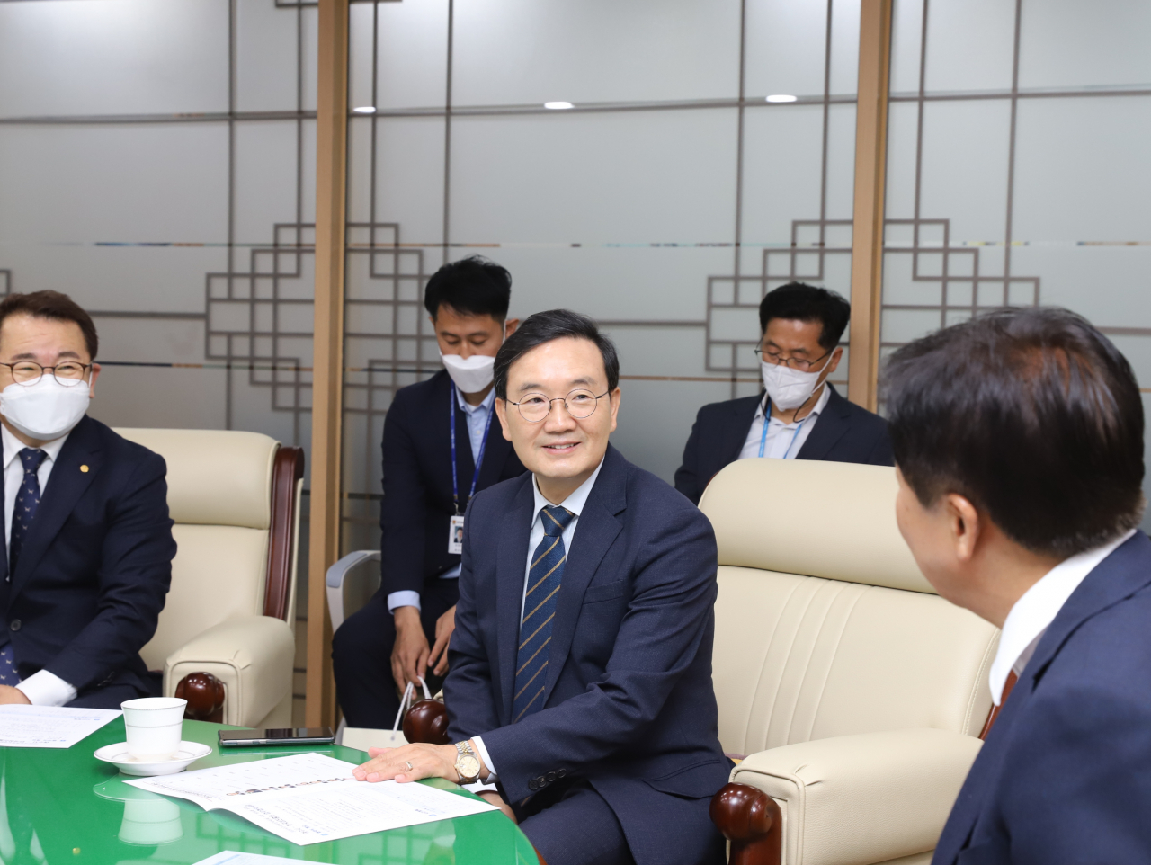 오동호(가운데) 한국섬진흥원 원장은 “새로운 섬 정책을 개발해 살고 싶고, 찾고 싶은 섬을 만드는 데 온힘을 쏟겠다”는 포부를 밝혔다. 그는 최근 출범 1주년을 맞아 세계 최고의 섬 전문기관으로 도약하겠다는 선포와 함께 5대 핵심전략, 18대 주요과제도 발표했다.