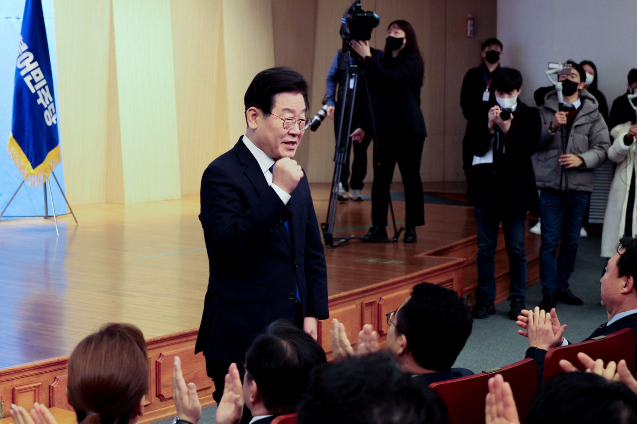 이재명 더불어민주당 대표가 15일 오후 국회도서관에서 열린 전국소상공인위원회 출범식에서 참석자들에게 인사하고 있다. [연합]