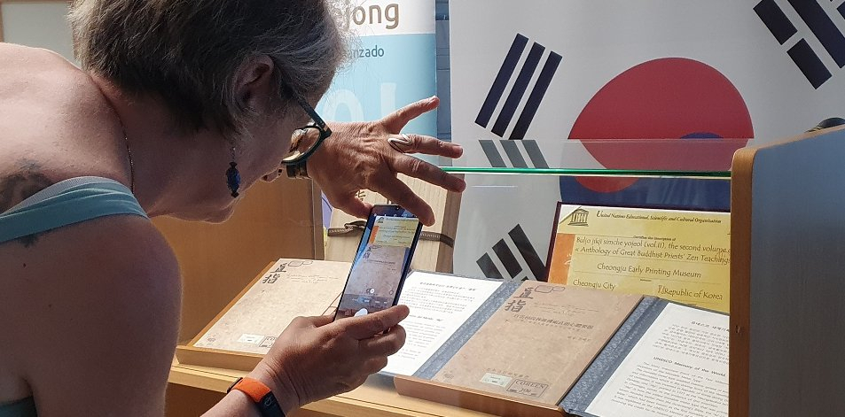 프랑스 국립도서관 직원들이 직지를 관리하는 모습