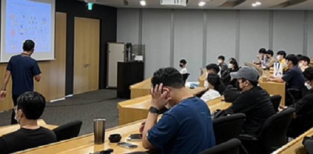 인천 소재 현대두산인프라코어 글로벌R&D센터에서 지난해 8월 40여명의 학생이 참여한 가운데 현장 단기교육이 진행되고 있다. [건품연 제공]