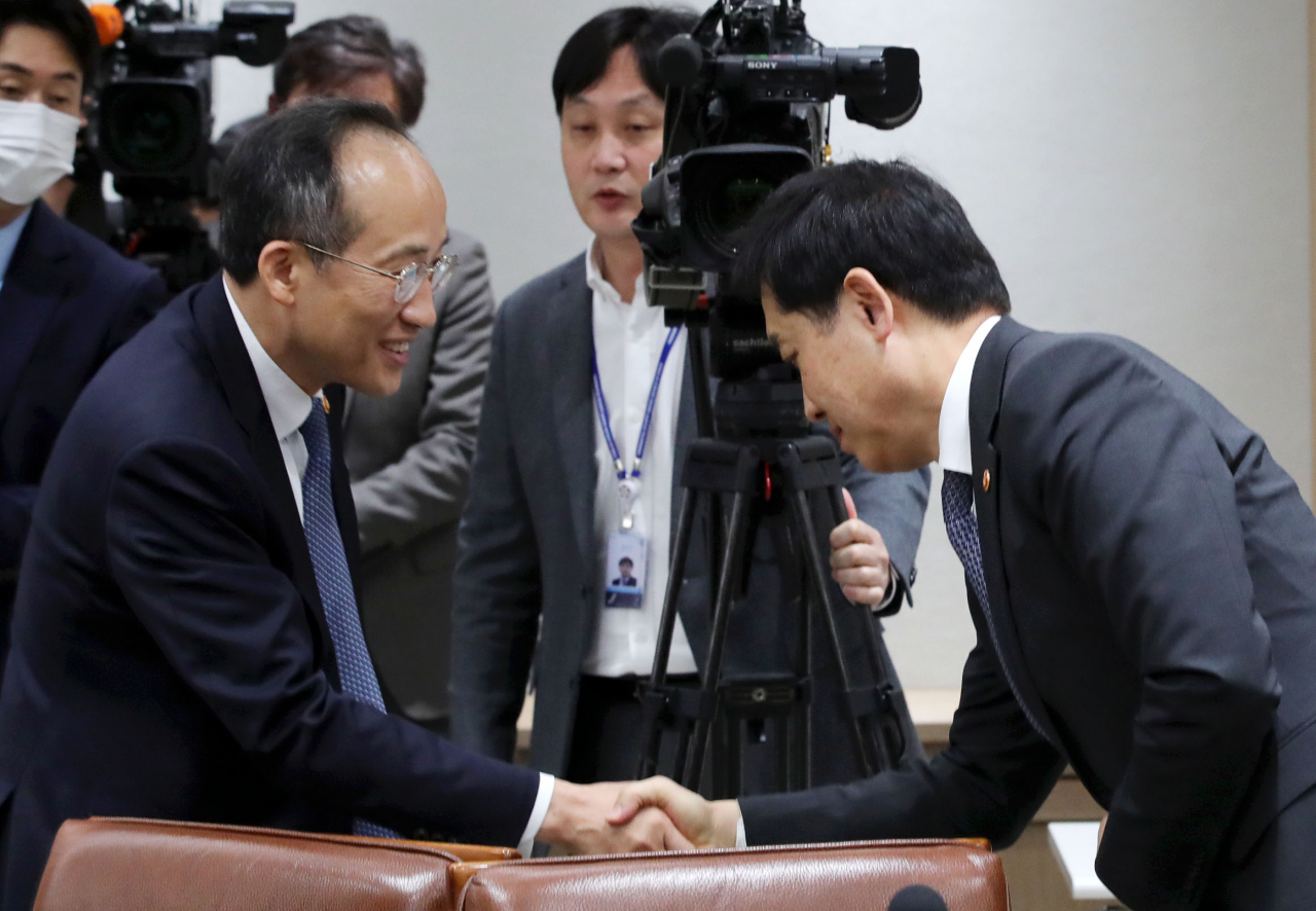 추경호 경제부총리 겸 기획재정부 장관(왼쪽)과 김주현 금융위원장이 15일 오전 서울 용산 대통령실 청사에서 열린 제13차 비상경제민생회의에서 인사하고 있다. 연합뉴스