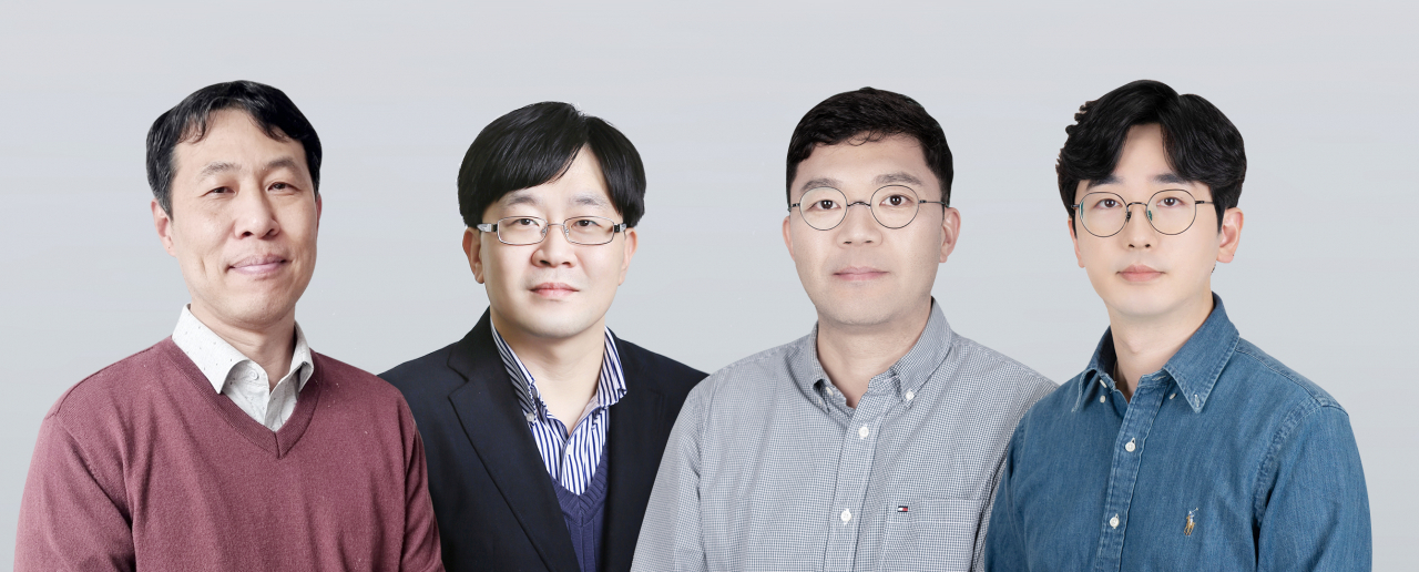 세계 최초 광촉매 적용 ‘재사용 가능’ 공기정화 필터 기술을 개발한 삼성전자 SAIT 연구진. 왼쪽부터 양동식, 이현철, 권혁재, 구민석 연구원. [삼성전자 제공]