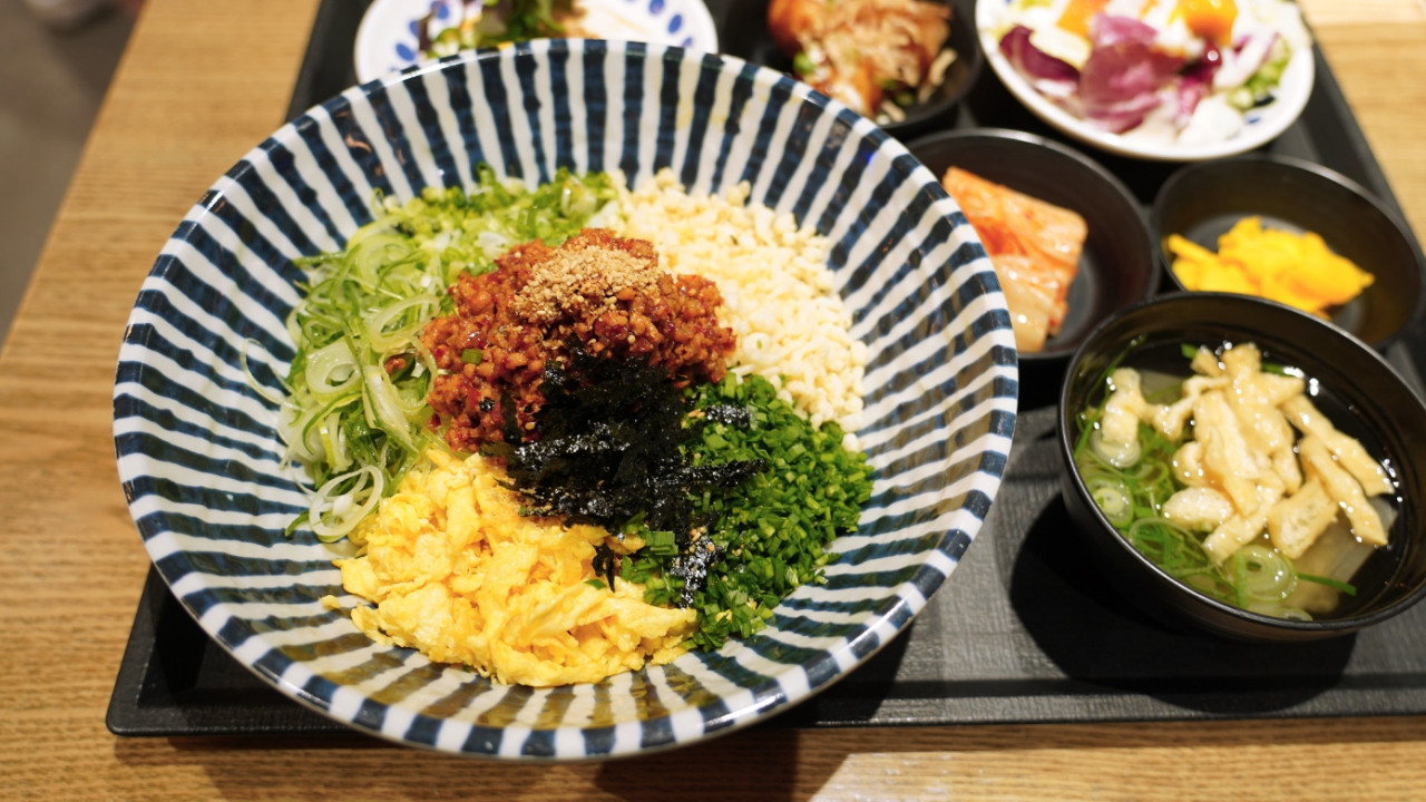 ‘셀럽테이블’ 개발 메뉴인 정호영 셰프의 나고야식 마제비빔밥. [삼성웰스토리 제공]