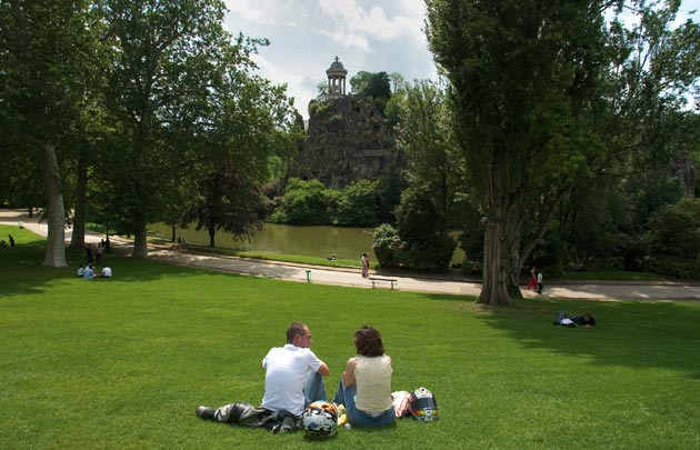 프랑스 파리 동북쪽의 뷔트 쇼몽 공원(Parc des Buttes-Chaumont), [파리 관광 안내소 사이트(parisinfo.com) 제공]