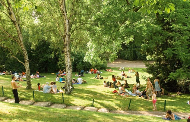 프랑스 파리 동북쪽의 뷔트 쇼몽 공원(Parc des Buttes-Chaumont), [파리 관광 안내소 사이트(parisinfo.com) 제공]