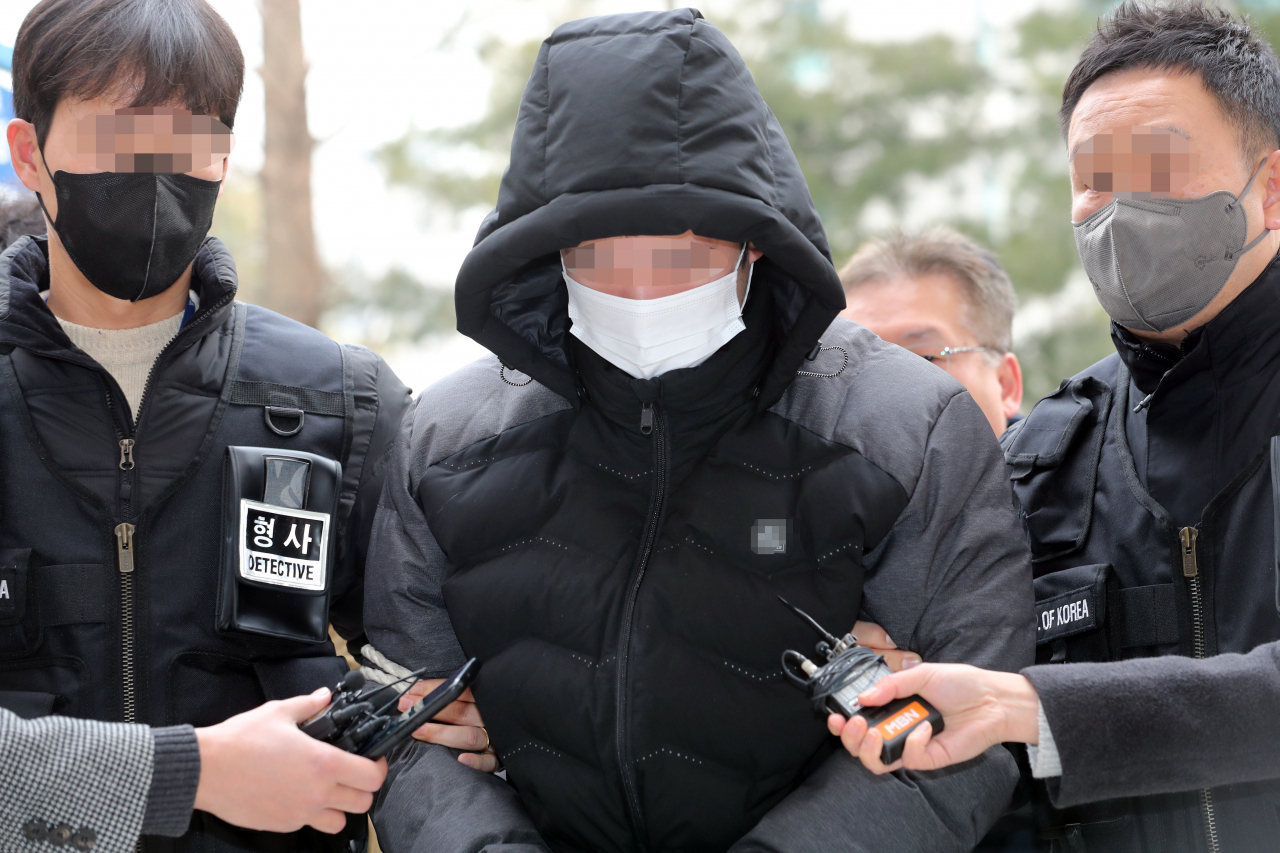 편의점 업주를 살해한 뒤 차고 있던 위치추적 전자장치(전자발찌)를 끊고 도주했던 30대 남성이 11일 구속 전 피의자 심문(영장실질심사)을 받기 위해 인천지법에 들어서고 있다. [연합]