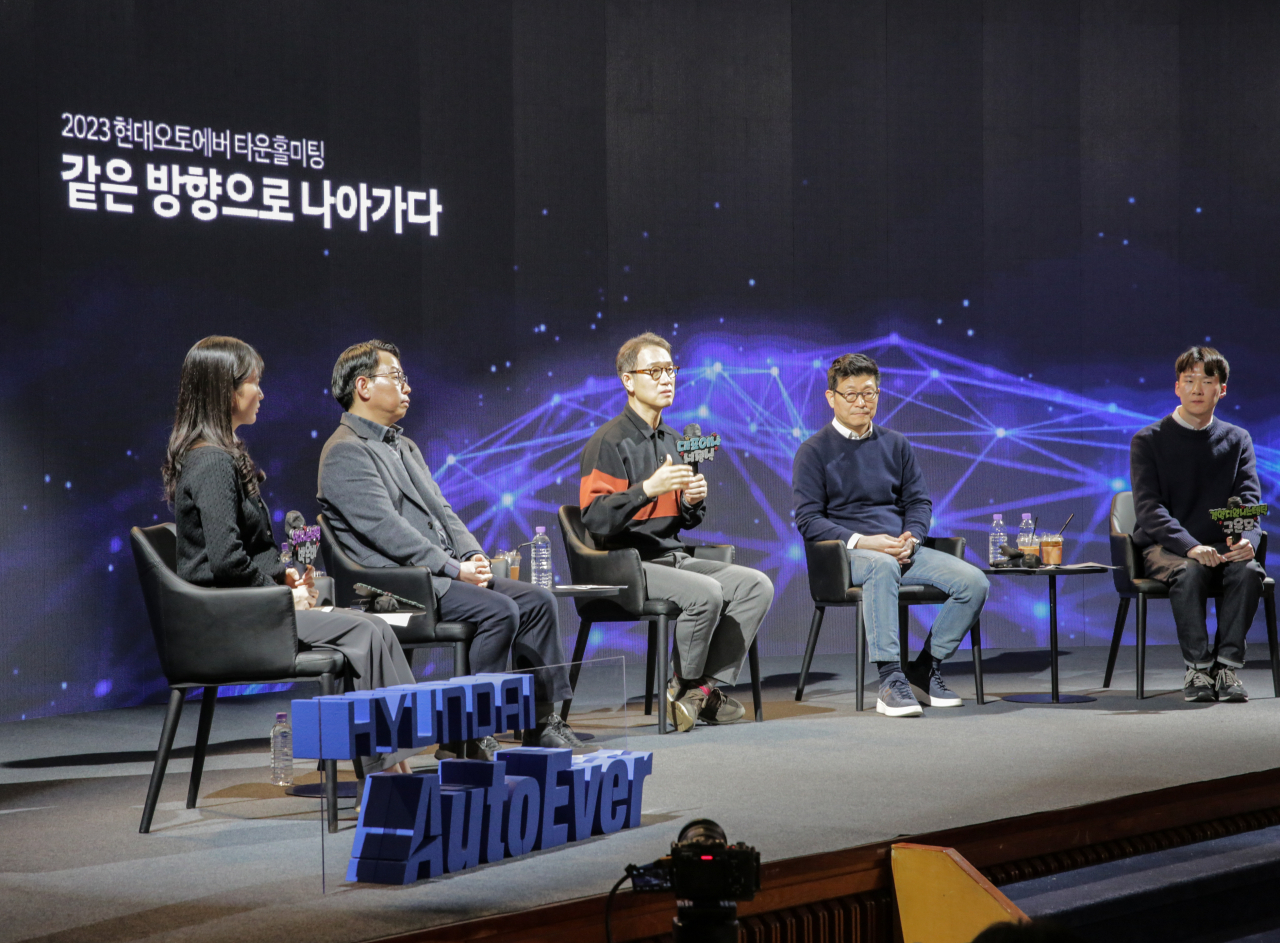서정식(가운데) 현대오토에버 대표이사가 14일 삼성동 사옥에서 열린 ‘2023년 상반기 타운홀 미팅’에서 발언하고 있다. [현대오토에버 제공]
