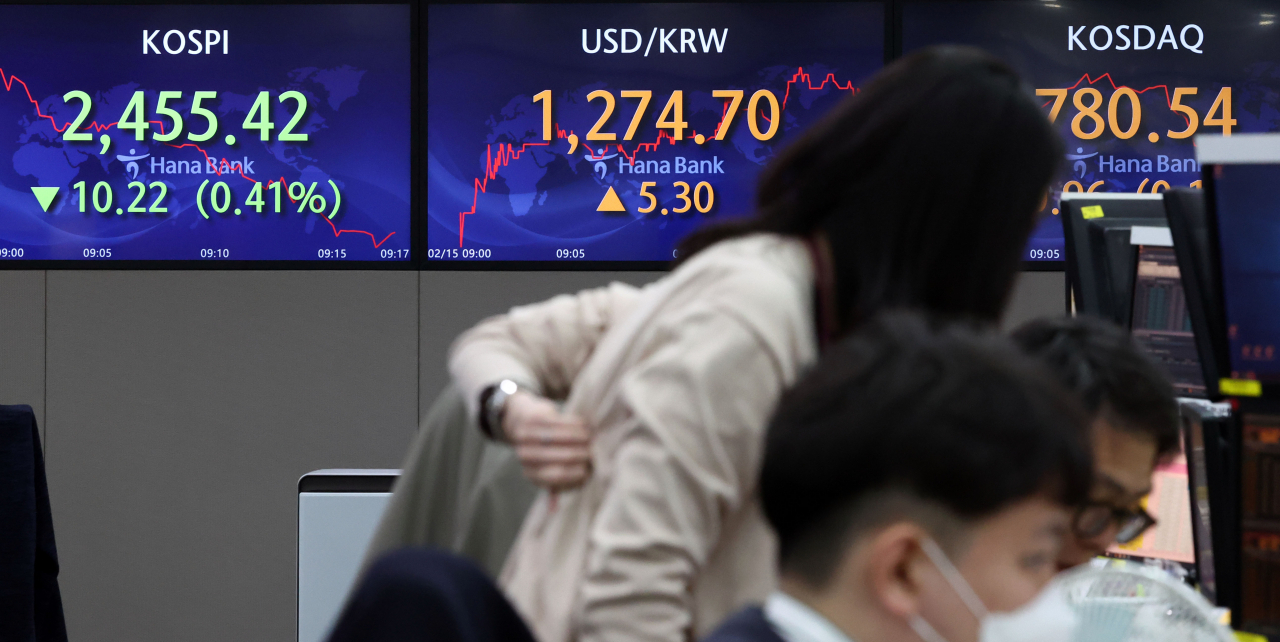 서울 중구 하나은행 딜링룸 전광판에 코스피 지수 등이 표시되고 있다. 연합뉴스