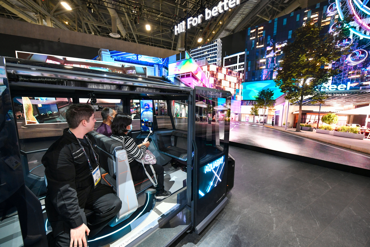 ‘CES 2023’에서 관람객이 현대모비스 미래형 콘셉트카 엠비전 시리즈를 체험하고 있다. [현대모비스 제공]