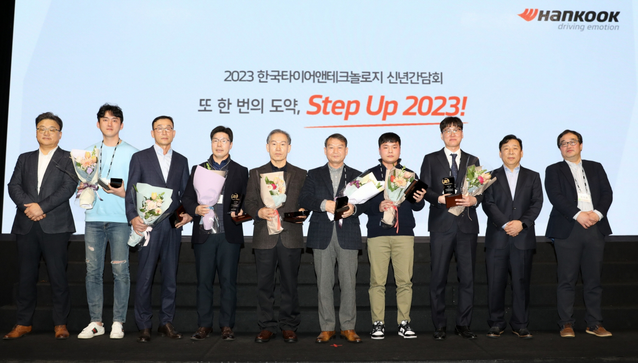 한국타이어앤테크놀로지 신년 간담회에서 30년 공로상을 수상한 딜러사 관계자들이 사진을 촬영하고 있다. [한국타이어앤테크놀로지 제공]