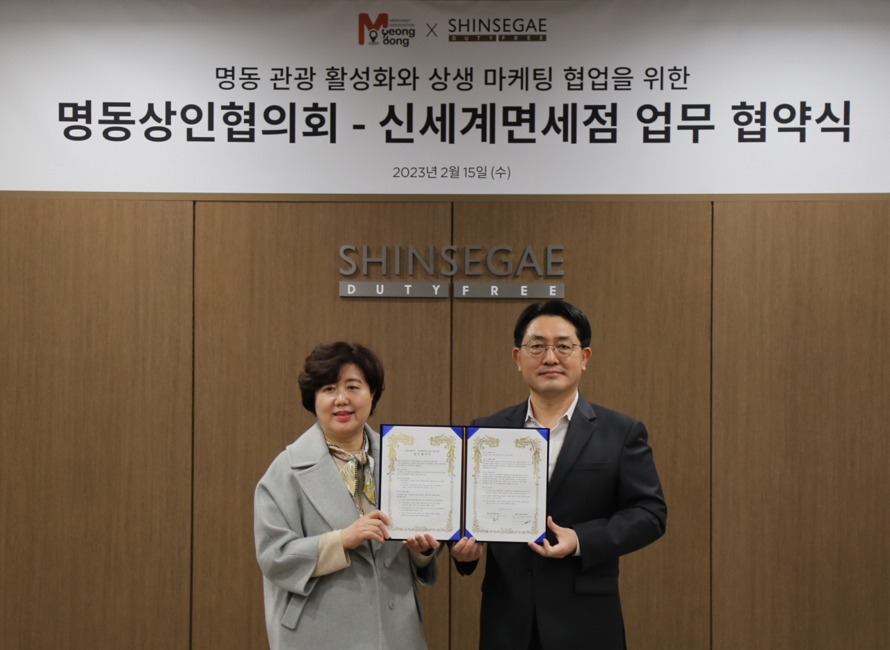 유미화(오른쪽) 명동상인협의회장과 문현규 신세계면세점 본점장이 15일 서울 중구 회현동 신세계면세점 본사에서 명동상인회와 업무 협약을 체결하고 있다. [신세계면세점 제공]