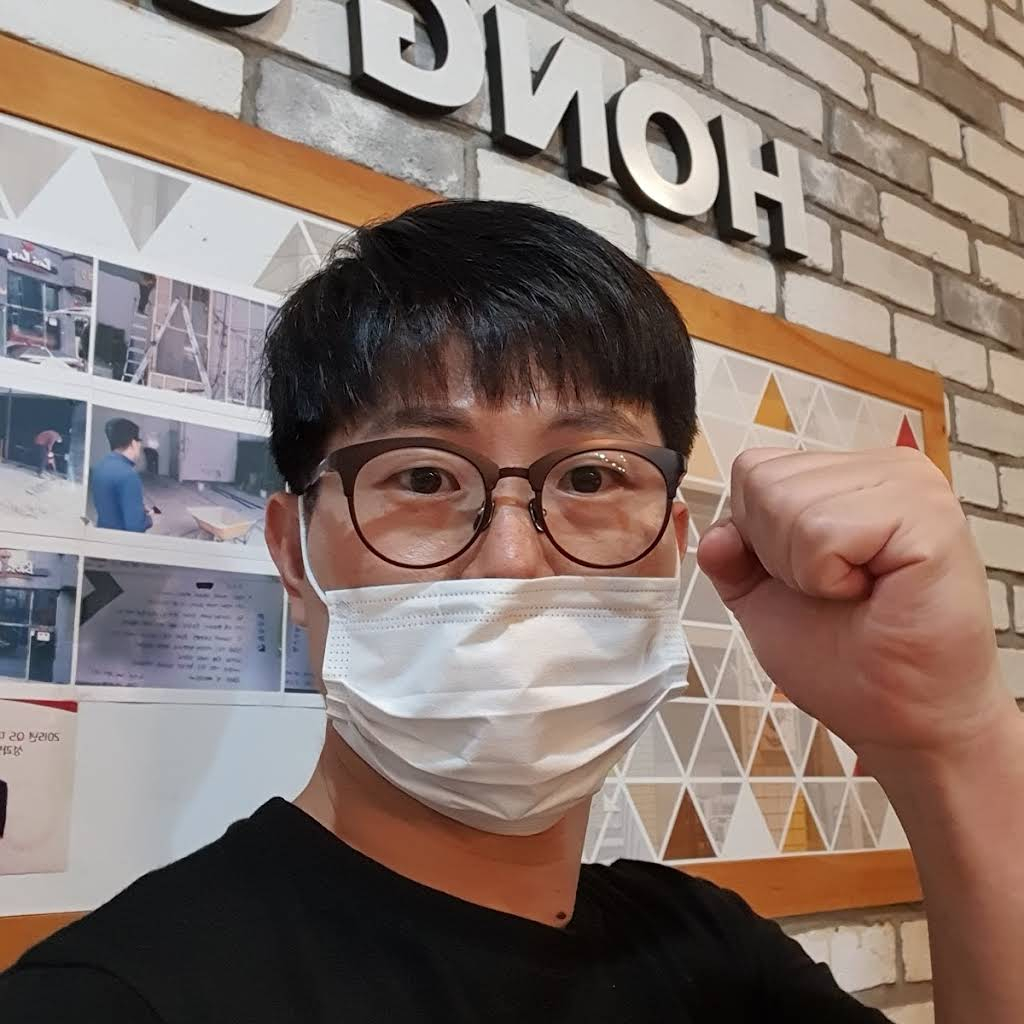 실제 작가는 1년 가량 나홀로 사장으로 버티며 매장을 운영했다.