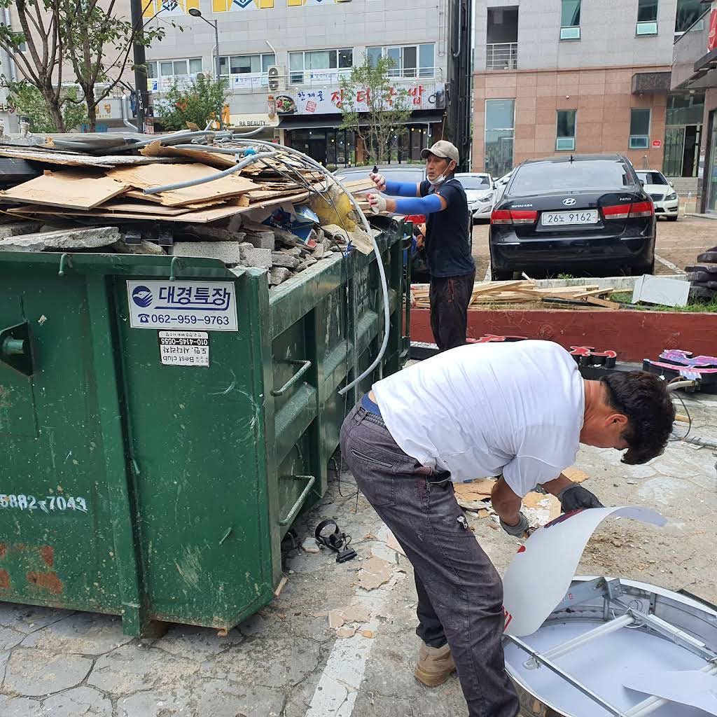 광주 선운지구의 한 식당이 폐업 후 철거공사를 진행중이다.