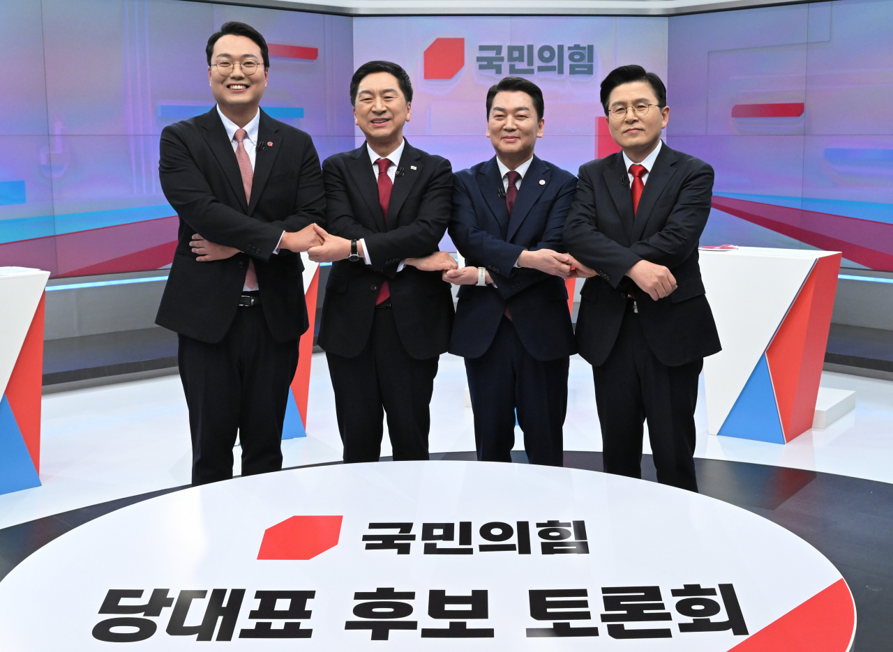 15일 서울 중구 TV조선 스튜디오에서 열린 국민의힘 당대표 후보 첫번째 TV토론에 앞서 천하람· 김기현·안철수·황교안 후보(왼쪽부터)가 손을 잡고 기념촬영을 하고 있다. [연합]
