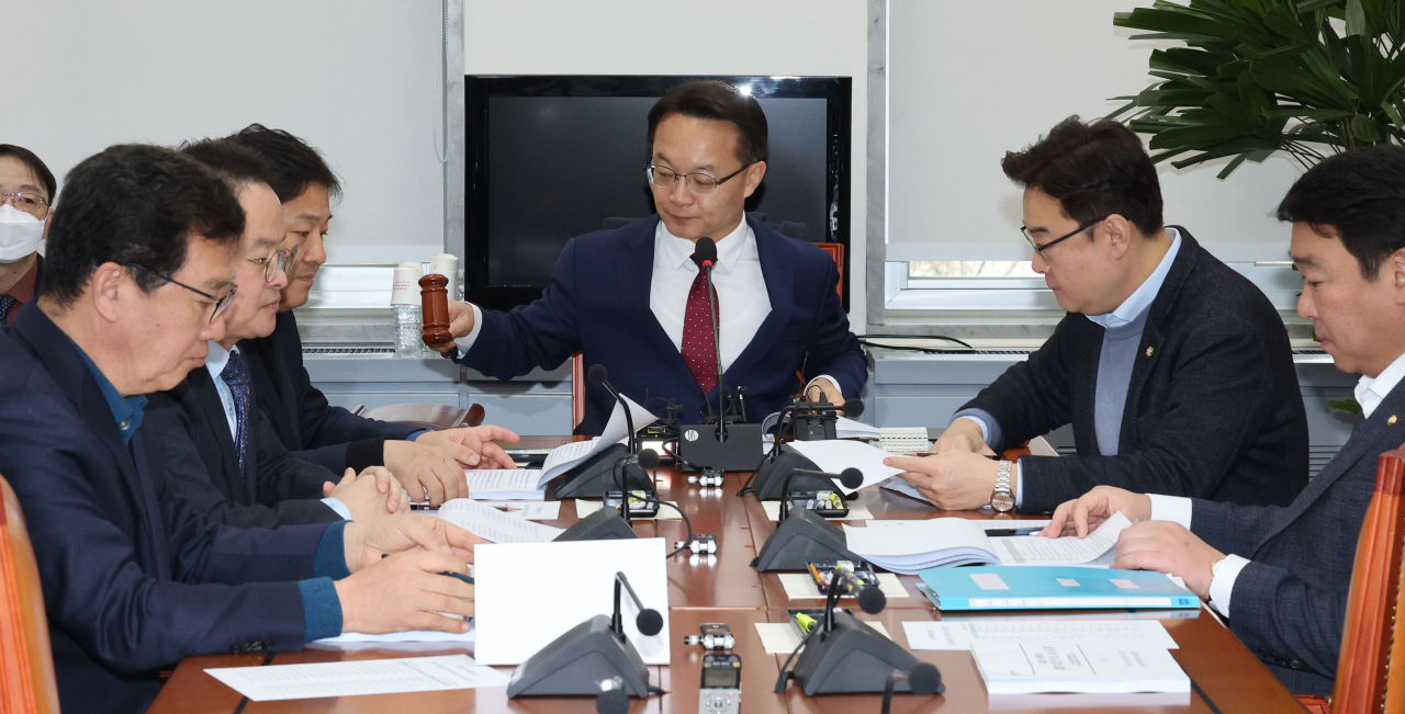 16일 오전 서울 여의도 국회에서 열린 정치개혁특별위원회 정치관계법개선소위원회에서 조해진 위원장이 의사봉을 두드리고 있다. [연합]