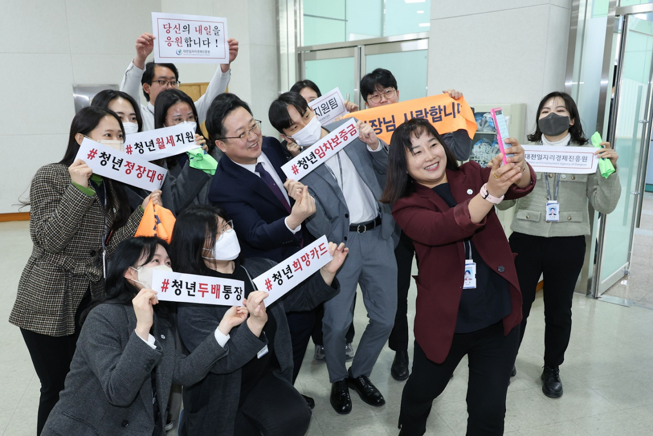 이장우 대전시장(가운데)이 지난 15일 대전일자리경제진흥원에서 직원들과 대화를 나눈 후 시의 청년지원 사업을 홍보키 위해 퍼포먼스를 진행했다.