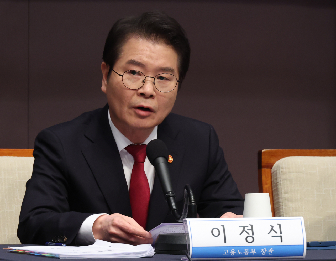 이정식 고용노동부 장관이 16일 서울 중구 한국프레스센터에서 열린 관훈토론회에서 발언하고 있다. [연합]