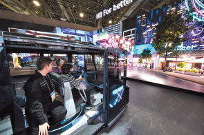 ‘CES 2023’에서 관람객이 현대모비스 미래형 콘셉트카 엠비전 시리즈를 체험하고 있다. [현대모비스 제공]