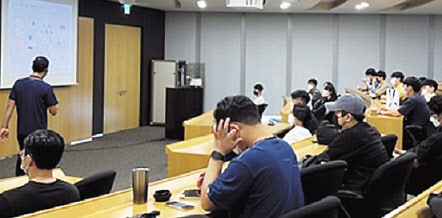 인천 소재 현대두산인프라코어 글로벌R&D센터에서 지난해 8월 40여명의 학생이 참여한 가운데 현장 단기교육이 진행되고 있다. [건품연 제공]