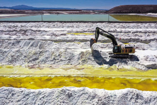 중국과의 관계가 경색되면서 미국과 유럽은 호주 등의 새로운 리튬 공급원을 적극적으로 모색하고 있다. [AFP]