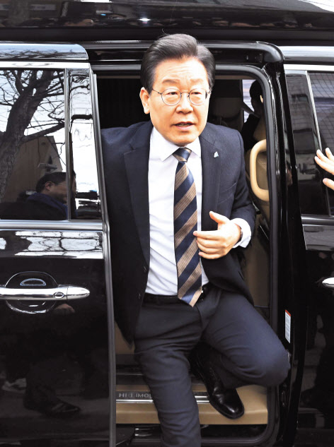 검찰에 의해 구속영장이 청구된 이재명 더불어민주당 대표가 16일 오전 난방비 지원 상황을 점검차 서울 관악구 조원경로당에 도착해 차에서 내리고 있다. 이상섭 기자