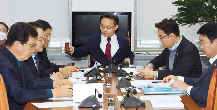 16일 오전 서울 여의도 국회에서 열린 정치개혁특별위원회 정치관계법개선소위원회에서 조해진 위원장이 의사봉을 두드리고 있다. [연합]