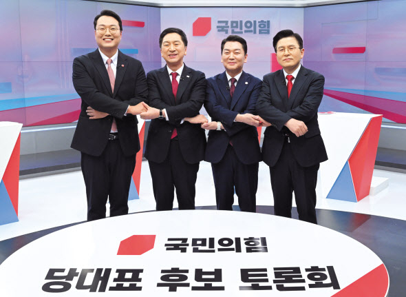 15일 서울 중구 TV조선 스튜디오에서 열린 국민의힘 당대표 후보 첫번째 TV토론에 앞서 천하람· 김기현·안철수·황교안 후보(왼쪽부터)가 손을 잡고 기념촬영을 하고 있다. [연합]
