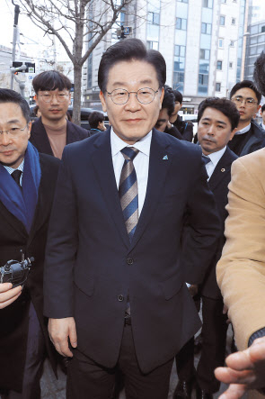 이재명 더불어민주당 대표가 16일 오전 난방비 지원 상황 점검차 서울 관악구 조원경로당을 방문하고 있다. 이상섭 기자
