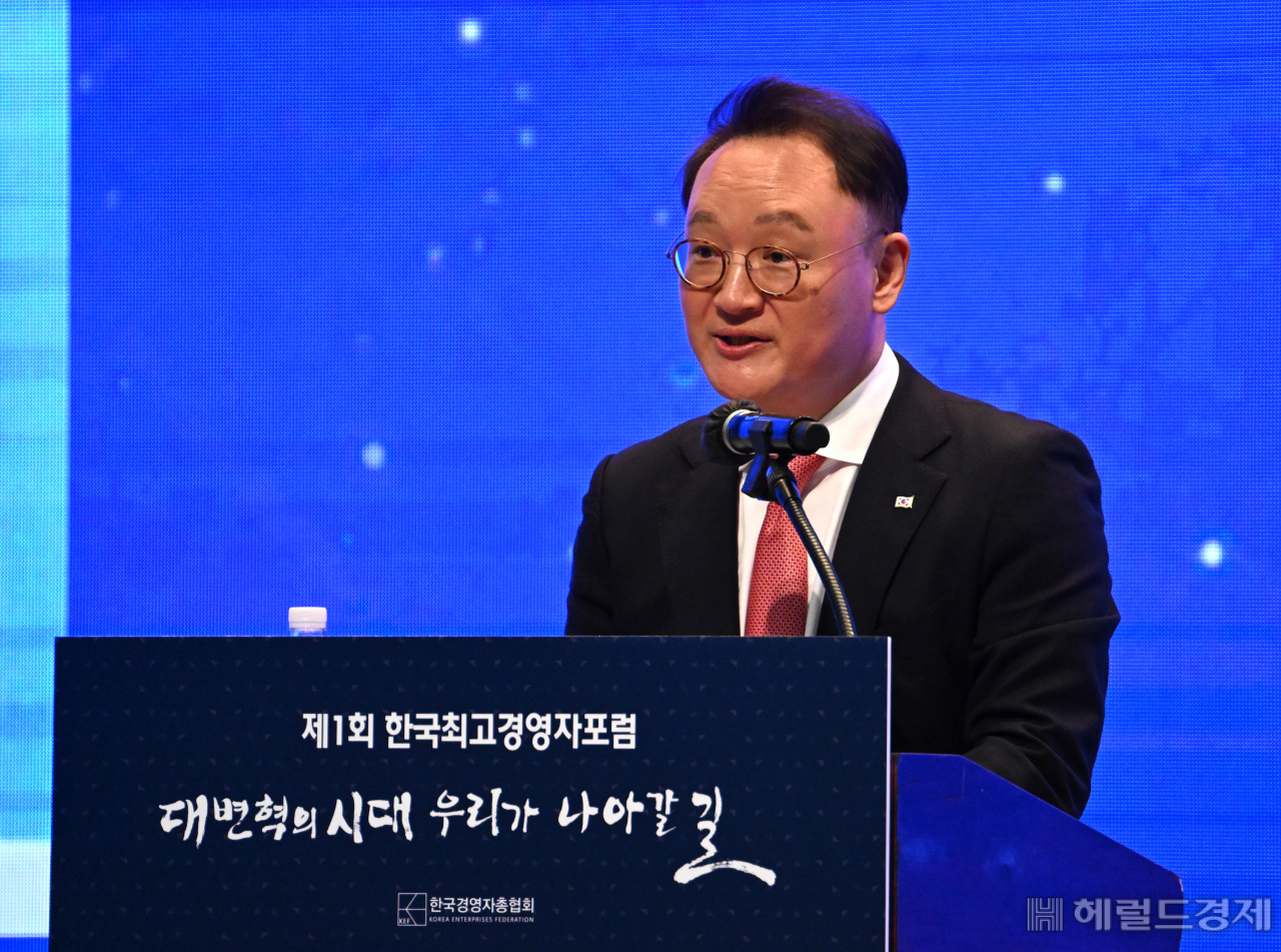 16일 서울 중구 조선호텔에서 경총이 주최하는 제1회 한국최고경영자포럼이 열린 가운데 안상훈 대통령비서실 사회수석이 윤석열 대통령 축사를 대독하고 있다.