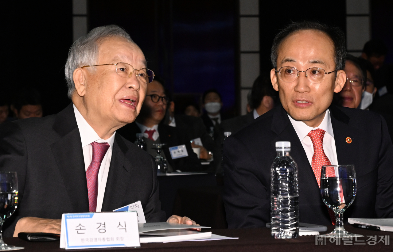 대화 나누는 손경식(왼쪽) 한국경영자총협회 회장과 추경호 경제부총리 겸 기획재정부장관.