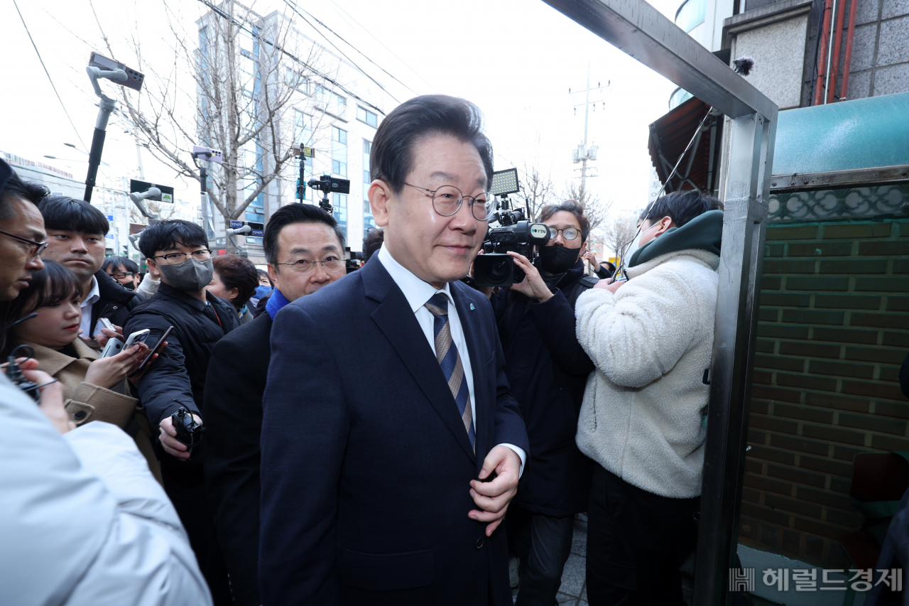 더불어민주당 이재명 대표(가운데)가 16일 오전 난방비 지원 상황을 점검차 서울 관악구 조원경로당을 방문하기 위해 차에서 내리고 있다. 이상섭 기자.