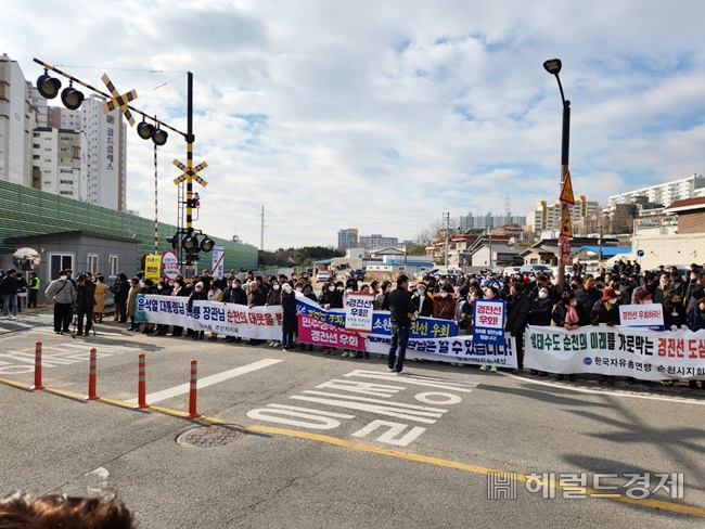16일 오천 건널목에 순천시민 300여명이 집결해 경전선 철도 도심통과 노선의 외곽 이전을 촉구하고 있다. /박대성 기자.