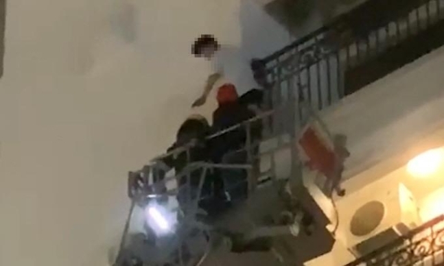 베트남 하노이에서 투신을 시도하는 한국인 남성을 베트남 공안이 제압하고 있다. [VN익스프레스 사이트 캡처]