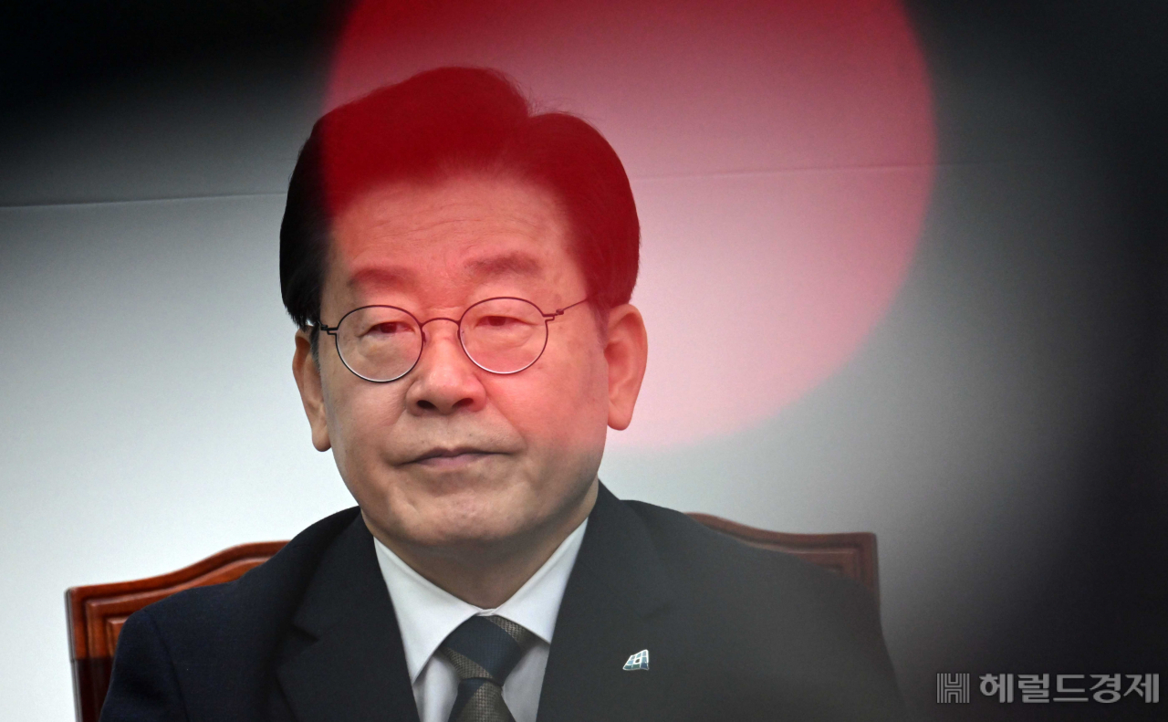 더불어민주당 이재명 대표가 16일 오후 서울 여의도 국회에서 열린 긴급 최고위원회의에서 최고위원들의 발언을 듣고 있다. 이상섭 기자