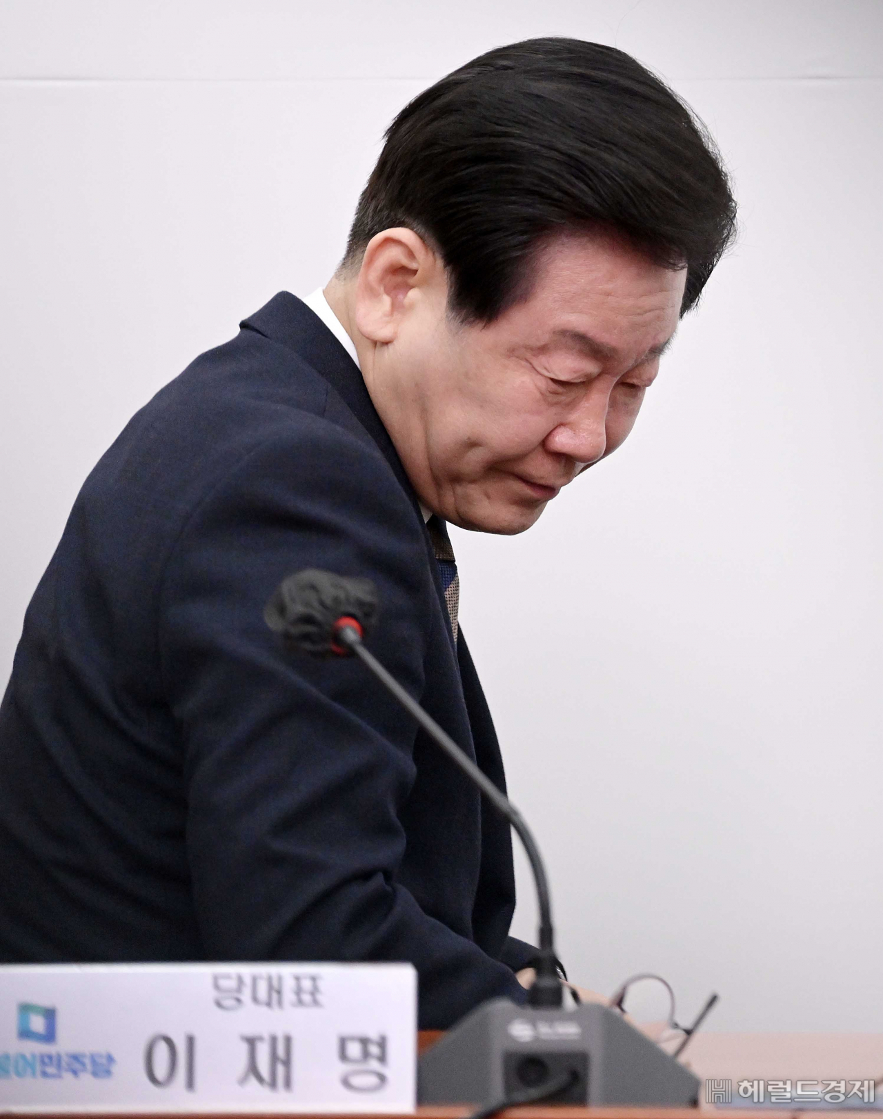 이재명 더불어민주당 대표가 16일 오후 서울 여의도 국회에서 열린 긴급 최고위원회의에서 최고위원들의 발언을 듣고 있다. 이상섭 기자
